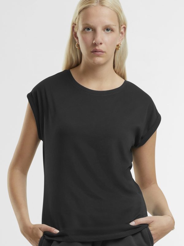 Women’s regular extended shoulder tee